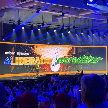 Palco e público na convenção Ambev Seals